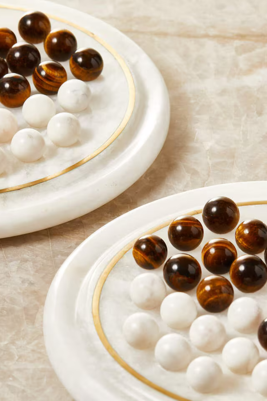 Cb2 Lydi Alabaster Solitaire Pirinç Detaylı Dama Seti Beyaz