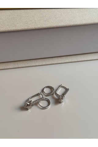 Yıldız Figürlü Taş Detaylı Gümüş Renk Küpe Seti Işıltılı Ve Modern Tasarım Gümüş