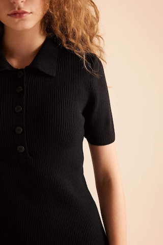 DeFacto Fitted Polo Yaka Kısa Kollu Yırtmaçlı Midi Triko Elbise - Siyah D4914AXNSBK27