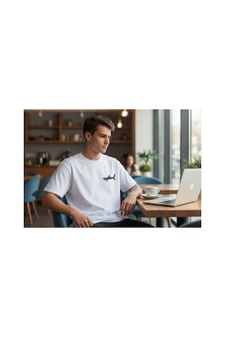 Urbantrendstore Unisex Minimal Shark Baskılı Desen Casual Tatil İçin Sade Basic Yazlık Beyaz Tshirt Oversize Fit Rahat Geniş Salaş T-shirt Günlük Tişört Beyaz