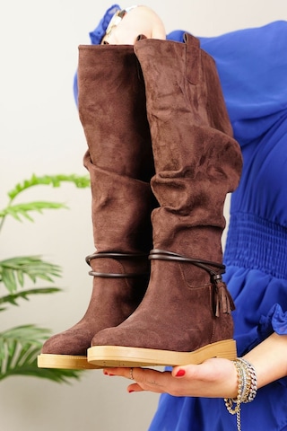 Günlük Kadın Diz Altı Çizme Körüklü Alçak Topuklu Tırtıklı Tabanlı Kürklü Astarlı Püskül Detay 1045 Kahve Süet