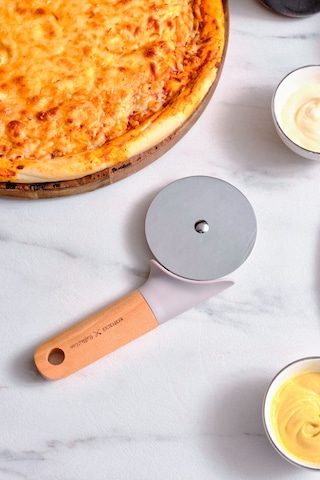 Karaca x Refika Gadgets Ahşap Saplı Pizza Dilimleyici