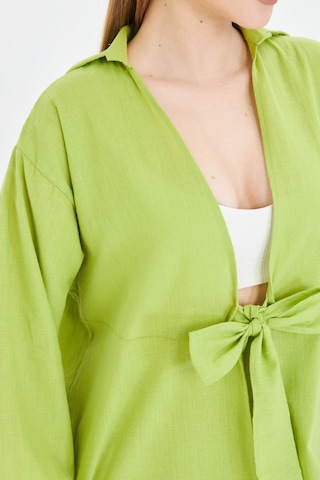 Armonika Kadın Yağ Yeşili Önden Bağlamalı İnce Keten Kumaş Midi Boy Kimono Gömlek Arm-24y001081 Yeşil