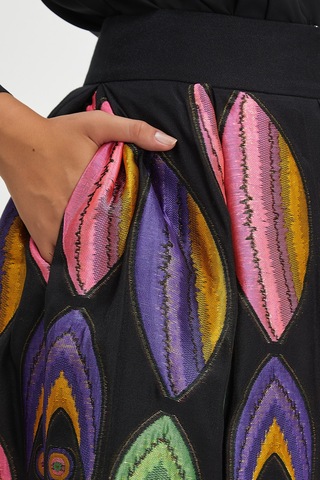 Kadın Desenli Midi Boy Etek - Canlı Renkli İşlemelerle Özel Gün Ve Günlük Kombinler İçin Şık Tasarım Siyah