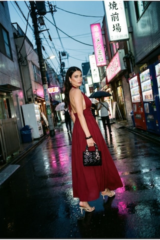 Fashion Cocktail Belinde Altın 3 Düğmeli Derin V Yakalı Kum Saati Silüetli Büzgülü Bel Lastikli Boyundan Bağlamalı Sırt Dekolte Davet Kokteyl Elbise Bordo