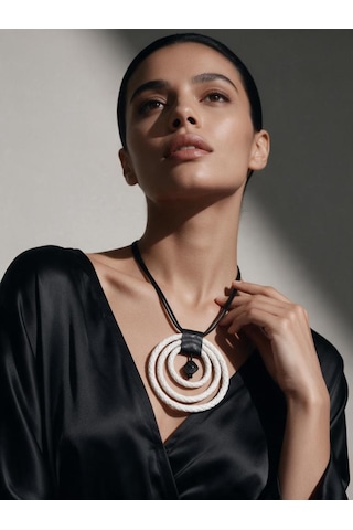 Üçlü Beyaz Halka Tasarım Örgü Deri Kadın Kolye - Modern Boho Uzun İpli Madalyon Kolye