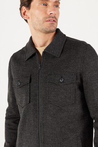 AC&Co / Altınyıldız Classics Erkek Siyah Comfort Fit Rahat Kesim Gömlek Yaka Desenli Kışlık Gömlek Ceket Siyah