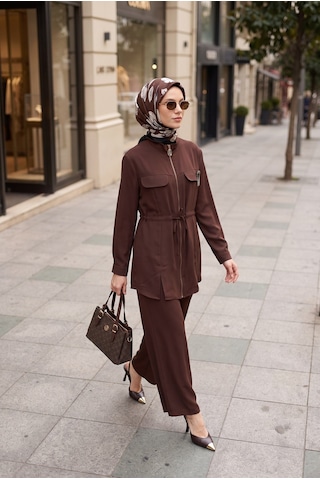 Armine Trend Fermuarlı Dik Yaka Bel Büzgülü Pantolonlu İkili Tesettür Takım Kahverengi 26yt6180