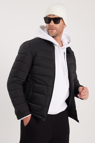 Tudors Erkek Regular Fit Klasik Kesim Dik Yaka Çift Cepli Sıcak Tutan Siyah Şişme Mont-41802 Siyah