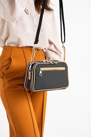 Just Polo Kadın Yeni Sezon Orta Boy Lakos Kumaş 5 Bölmeli Postacı Omuz Çantası Ebat 28 X 18 Cm Siyah Camel 46362407