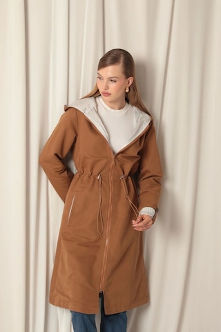 Saklımoda Torino Kumaş Çizgili Garnili Kapüşonlu Kadın Camel Yağmurluk Çok Renkli