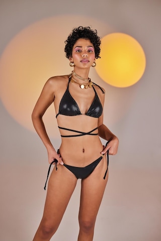 Holly Lolly Özel Yapım Parlak Kumaşlı H Aksesuarlı Üçgen Ivory Bikini Üstü Siyah