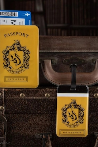 Cinereplicas Harry Potter Hufflepuff Pasaport Kılıfı Ve Valiz Etiketi Seti Kartlık Cüzdan Sarı