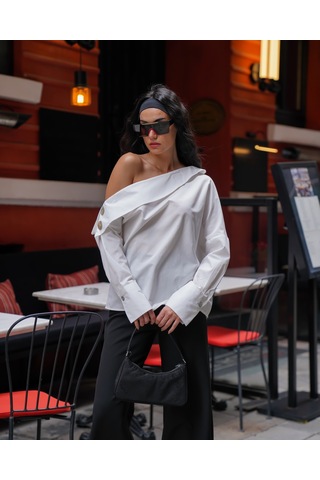 Kadın Madonna Yaka Düğme Detaylı Tek Omuz Gömlek Beyaz