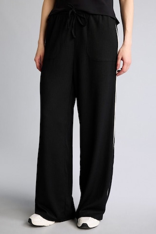 Defacto Wide Leg Cepli Yan Şeritli Beli Bağcıklı Geniş Paça Krinkıl Kumaş Sporcu Pantolon H9026ax26smbk81 Siyah-bk81