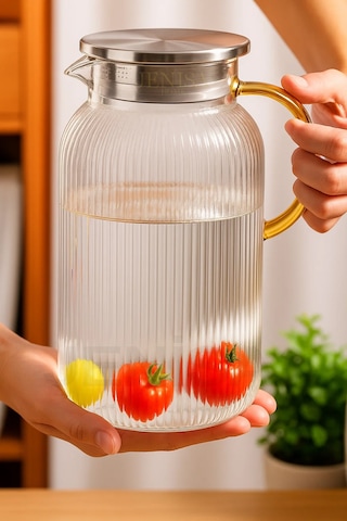 1500 Ml Borosilikat Cam Çizgili Sürahi Süzgeçli Metal Kapaklı, Isıya Dayanıklı Şık Tasarım