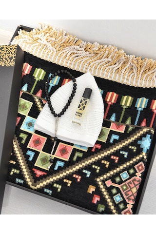 Erkekler İçin Seccade Takke Tesbih Esans Hediyelik Seti Kilim Desenli Kadife Astarlı Seccade Ve Özel Kutulu Lüks Hac Umre Hediyesi Siyah