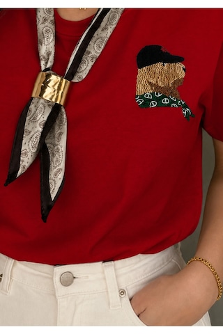 Bisou Nakışlı Kendinden Fular Detaylı Gold Aksesuarlı Premium Regular Fit Kısa Kollu Bluz- Tshirt Kırmızı