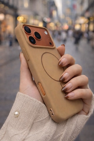 Apple iPhone 17 Pro Uyumlu İçi Kadife Magsafe Wireless Şarz Özellikli Camel Renkli Telefon Kılıfı Resimdeki