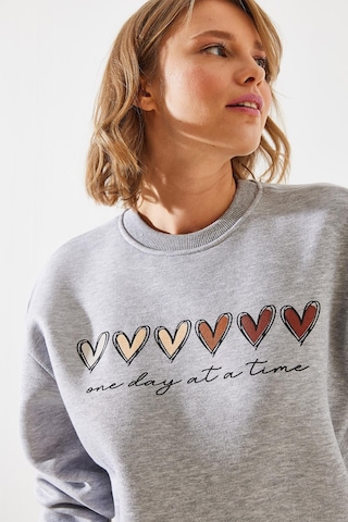 Shade Kadın Üç İplik Şardonlu Renkli Kalp Baskılı Sweatshirt Mbhs007 60601007 - Gri Melanj