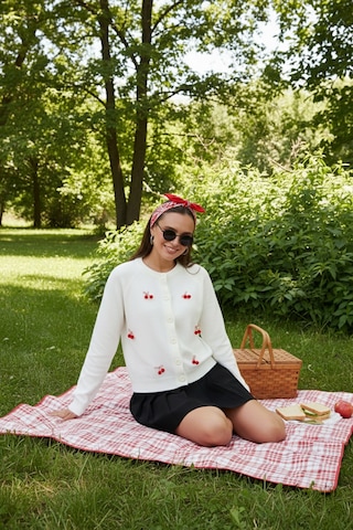 Lela Premium Regular Fit Bisiklet Yaka Kiraz Süslemeli Bayan Hırka 6802939A Ekru