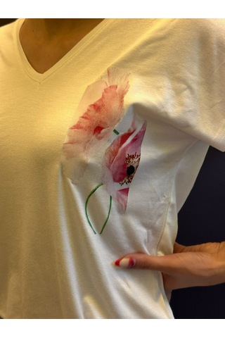 V Yaka Çiçek Desenli Kadın T-shirt Beyaz