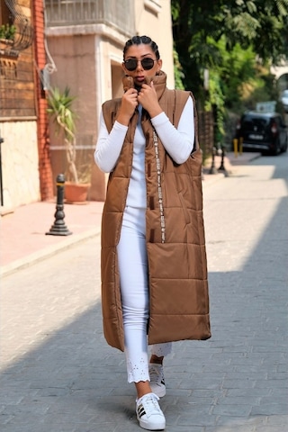 Keyifli Moda Kadın Kahverengi Dik Yaka Şerit Detaylı Cepli Uzun Şişme Yelek