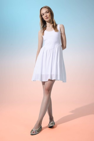 DeFacto Coool Yuvarlak Yaka Beyaz Kalın Askılı Mini Elbise D5005AX24HSWT32