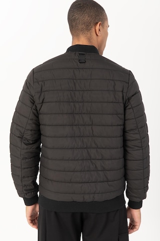 Maraton Sportswear Regular Erkek Hakim Yaka Takma Kol Outdoor Siyah Mont 21741-siyah Siyah