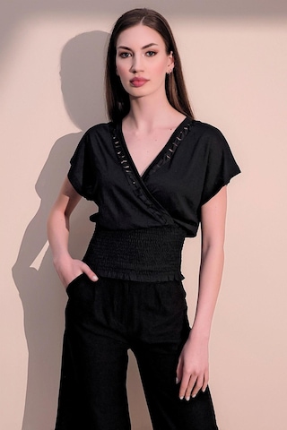 WeShaya Kadın Siyah Kısa Kol Yeni Moda Gipeli Kruvaze Lazer Kesim Detaylı Yaka Kısa Crop Bluz Siyah