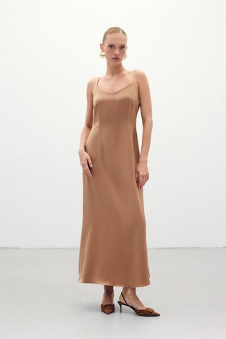 Askılı Uzun Saten Elbise - Camel-136330 Camel
