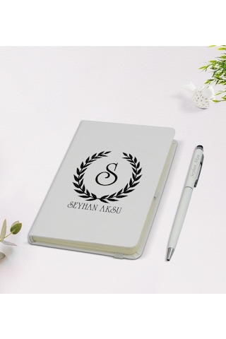 Kişiye Özel Çelenk Baş Harfli İsimli 9X14Cm Beyaz Defter Ve Kalem N11.1066