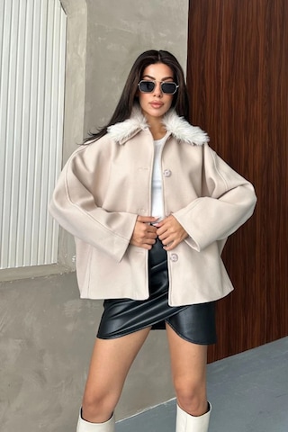 Kadın Bej Kürk Yakalı Kısa Ceket Kaşe Kumaş Oversize Geniş Kol Düğmeli Kışlık Ekru