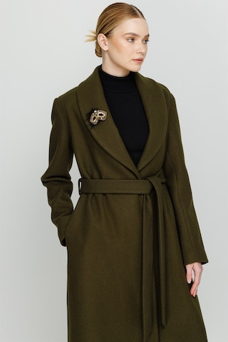 Broş Detaylı Önden Bağlamalı Ara Boy Manto Haki-haki Haki