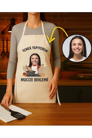 Kişiye Özel Karikatür Fotoğraflı Mutfak Önlüğü Mucize Bekleme Krem
