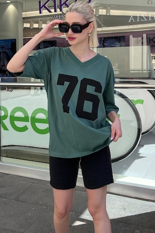 Seeh Yeşil Baskılı V Yaka Oversize Kadın T-shirt Sh270