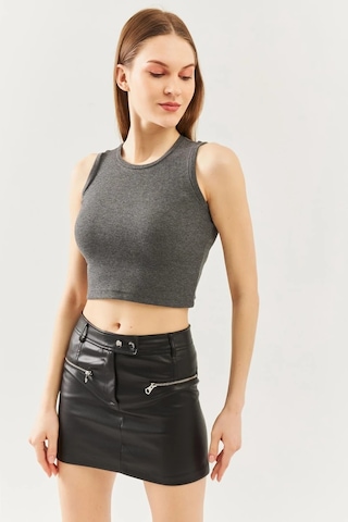 Butikgiz Kadın Sıfır Kol Bisiklet Yaka Vücuda Oturan %100 Pamuklu Kaşkorse Esnek Crop Bluz Füme