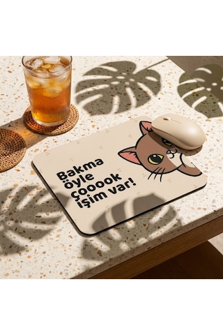 Tabloe Bakma Öyle Çok Işim Var Yazılı Tatlı Kedi Mouse Pad - 23x19 Cm - Kaydırmaz Tabanlı Kaliteli Fare Altlığı Mousepad Kahverengi