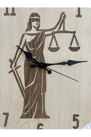Pelince - Justitia Adalet Terazisi - Ahşap Duvar Avukat Saati Kişiselleştirilebilir - Açık Ahşap - 40 Cm Ahşap