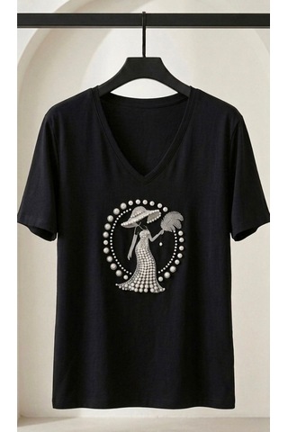 V Yaka İnci Taş İşlemeli Şapkalı Kadın Figürlü Premium T-shirt Siyah