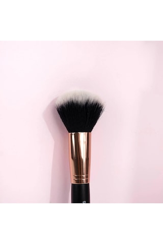 Brushworks Blush Brush Yumuşak Kabuklu Allık Ve Bronzlaştırıcı Fırçası