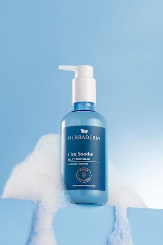 Cica Soothe Milky, Hassas Ve Kızarık Ciltler İçin Nemlendirici Bariyer Onarıcı Yüz Temizleme Jeli 250 Ml