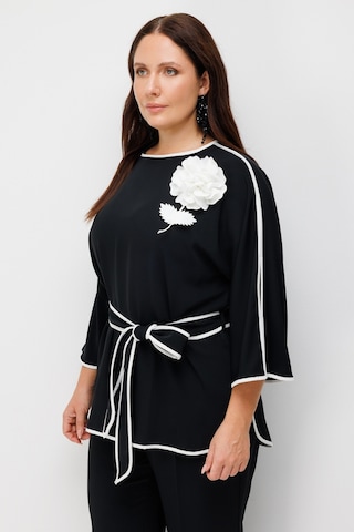 Moda İlgi Kadın Kontrast Biye Detaylı Ön Bedeni Çiçek Broşlu Bluz Siyah
