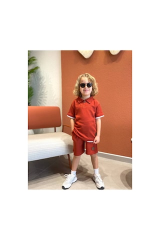 Süslü Kids Erkek Çocuk Waffle Kumaş Polo Yaka Şortlu Takım Turuncu Süslü Kids Erkek Çocuk Waffle Kumaş Polo Yaka Şortlu Takım Turuncu