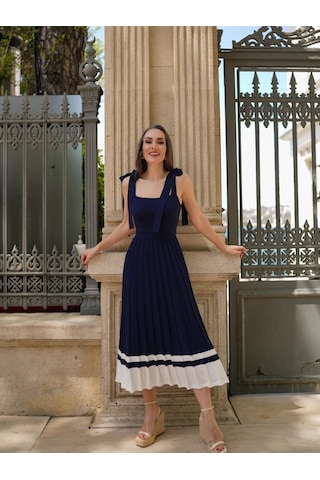 Styleboom X Peraluna Kelly Dress Askılı Bağlama Detaylı Rahat Kesim Midi Boy Yazlık Kadın Triko Elbise Lacivert