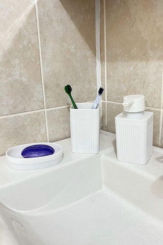 6 Parça Banyo Seti Çöp Kovası, Wc Fırça, Tuvalet Kağıtlık, Diş Fırçalık, Sıvı Sabunluk, Sabunluk Beyaz