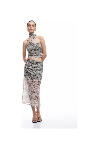 Koton Tül Boyundan Fular Detaylı Drapeli Leopar Desenli Crop Straplez Bluz Kahverengi Desenli 5sak10083uk