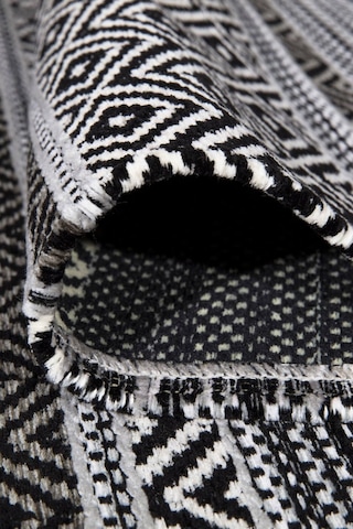 Siyah Renkli Kaymaz Tabanlı Yıkanabilir Makine Dokuma Kilim-326