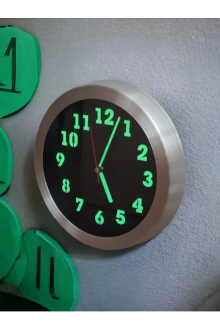 Fosforlu Gece Parlayan Görünen Metal Salon Duvar Saati Çap 26 Cm Siyah