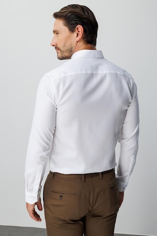 Igs Beyaz Slim Fit Dar Kalıp Klasik Yaka Düz Uzun Kollu Cepsiz %100 Pamuk Non Iron Ütü İstemeyen Gömlek -19997